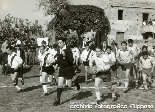 Pro-Mende-1962-entrata-in-campo-Giuseppe-Aragona-Silvio-Ragno-Luigi-Mandanici-Nino-Avo